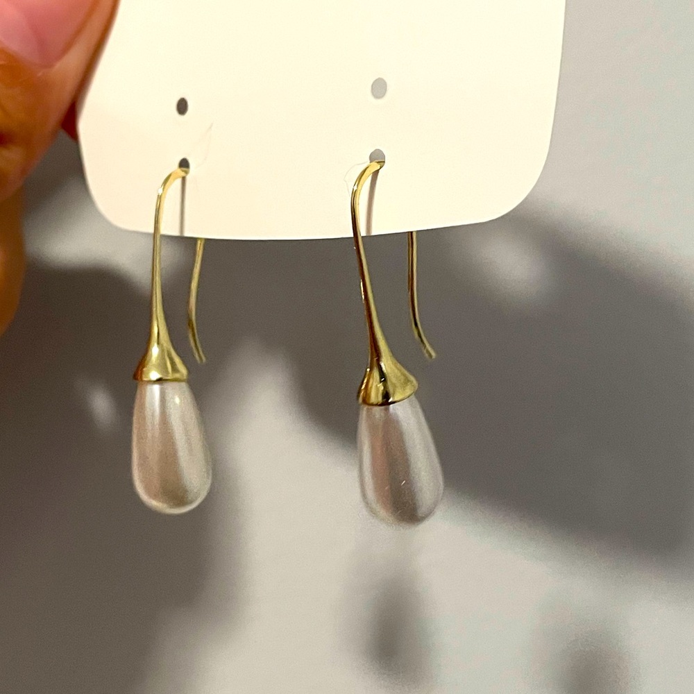 Teardrop pearl earrings